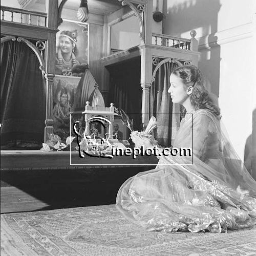 Kamini Kaushal praying