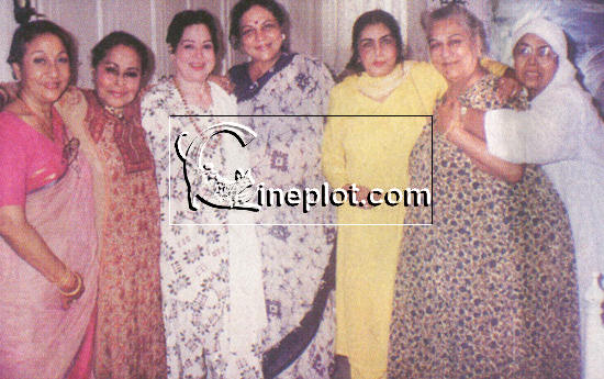 Mala Sinha (from left), Smriti Biswas, Anita Guha, Nirupa Roy, Nimmi, Begum Para and Tun Tun have a girlie gathering