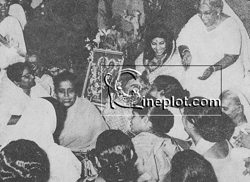 Dimple Kapadia with her mother-in-law