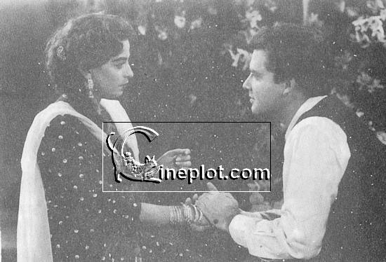 Sabiha Khanum and Santosh in Mukhra (1958)