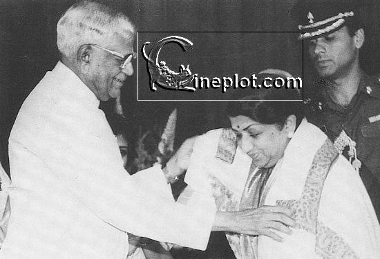 President R Venkataraman presenting Lata wth the Dadasaheb Phalke award on Lata's turning 60 in 1989