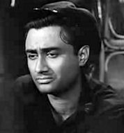 Dev Anand during the picturization of the song "Dil jaley to jaley" Dev Anand during the picturization of the song "Dil jaley to jaley"